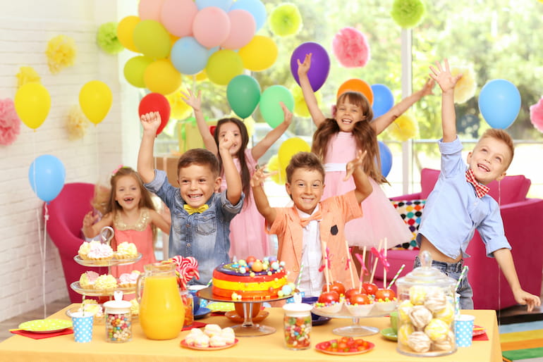 childrens-funny-birthday-party-decorated-room