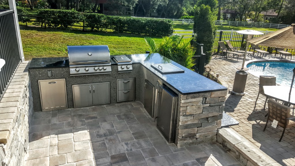 Outdoor-kitchens