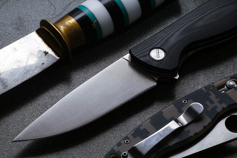 Carbon and steel knives