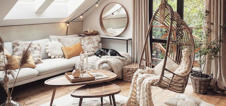 relaxing living room décor with wallpaper textured