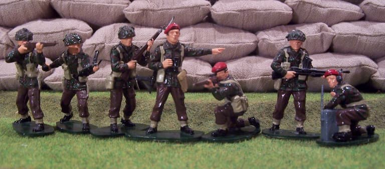 Airfix-British-Paras-plastic-toy-soldiers.jpg