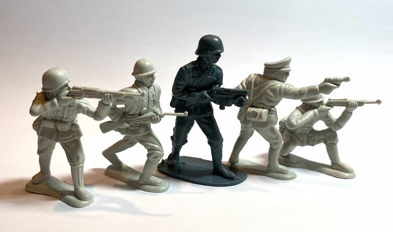 Pound store plastic warriors 1;32