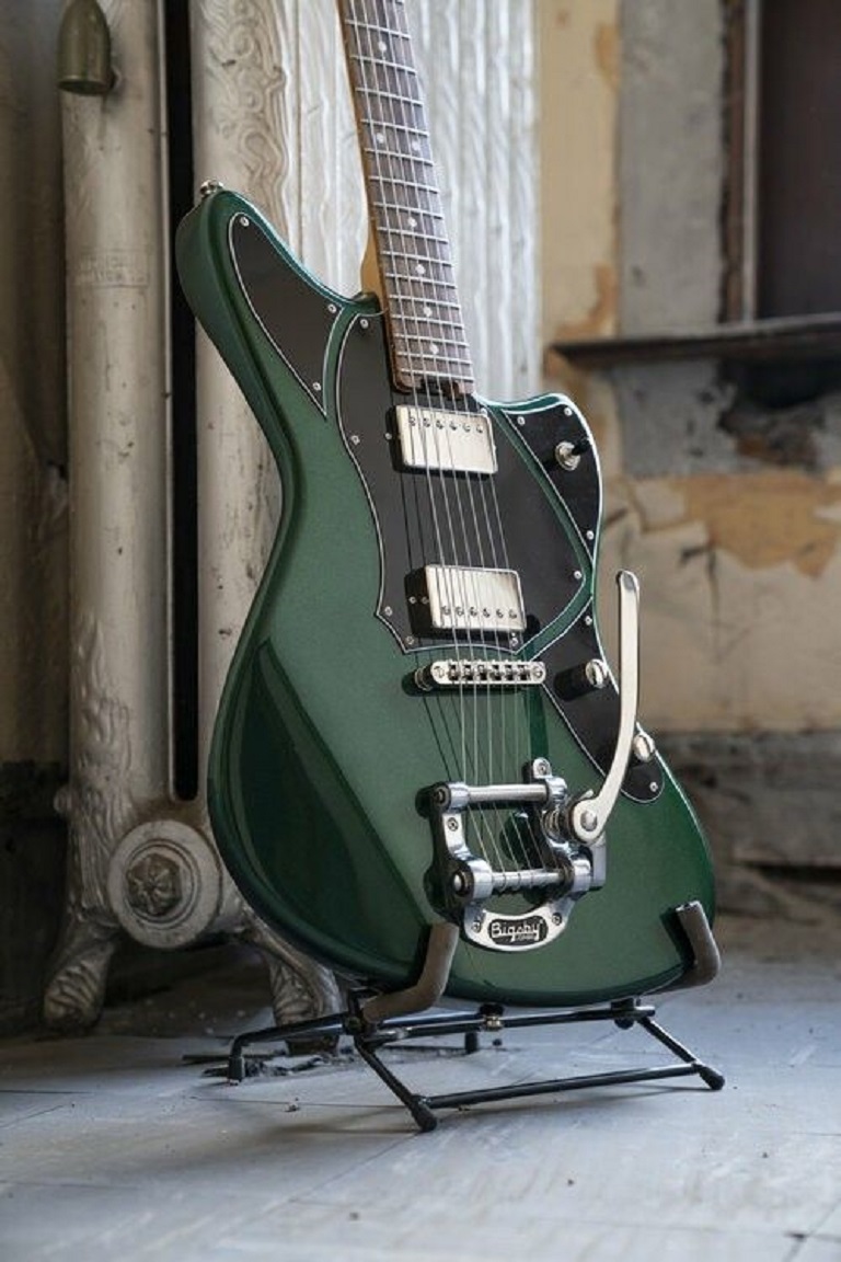 Double cutaway guitar