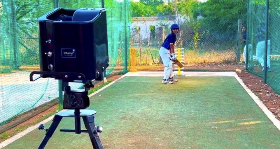 Some models also include options for delivery length, delivery style, and intervals between deliveries. Settings may change depending on the machine you purchase. Some models offer more customization options than others, such as adjustable speeds and adjustable curves of the ball.