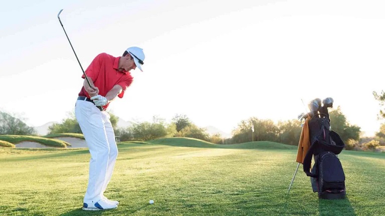 man playing golf
