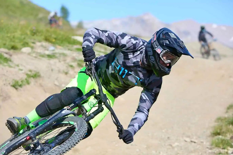 mountain-bike-gear-essential-for-your-safety-featured-PhotoRoom.png